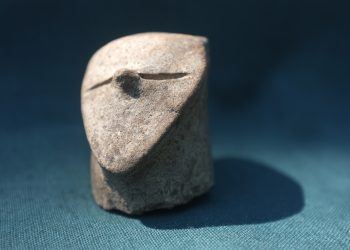 Fragment de idol antropomorf, provenind din aşezarea de la Limba-Oarda de Jos